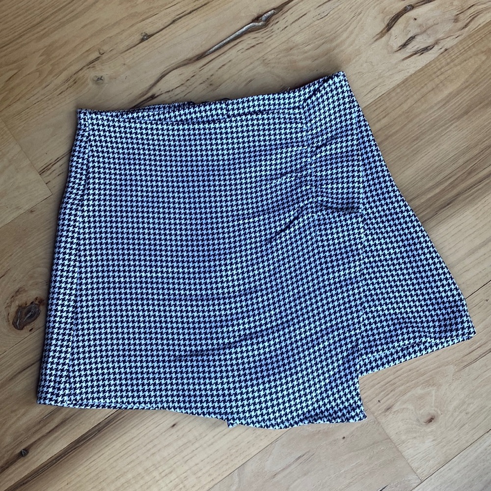 NEW!! Houndstooth skirt/skort, size S